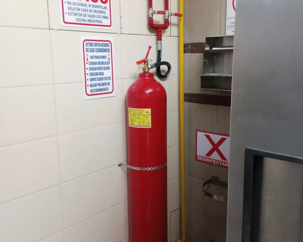 Sistema CO₂ con tubería de gas en cocina
